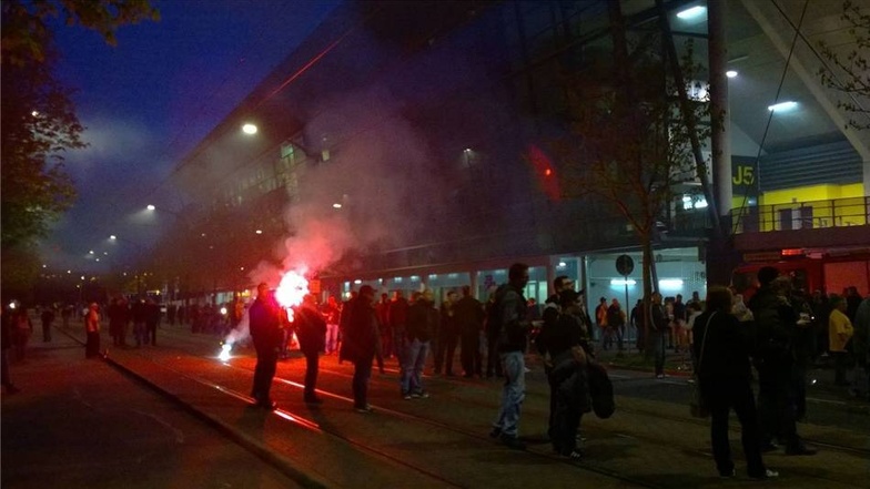 Es böllert, brennt und nebelt - es riecht nach Silverster vor dem Dresdner Stadion.