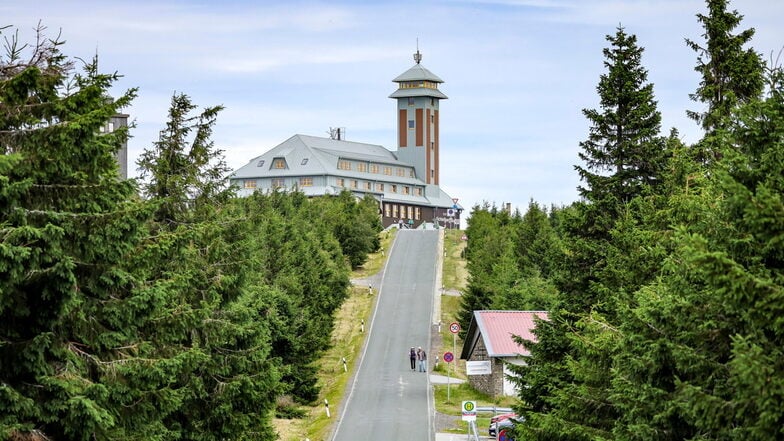 Wanderer gehen auf den Fichtelberg: Der Erzgebirgskreis will das Areal verkaufen.