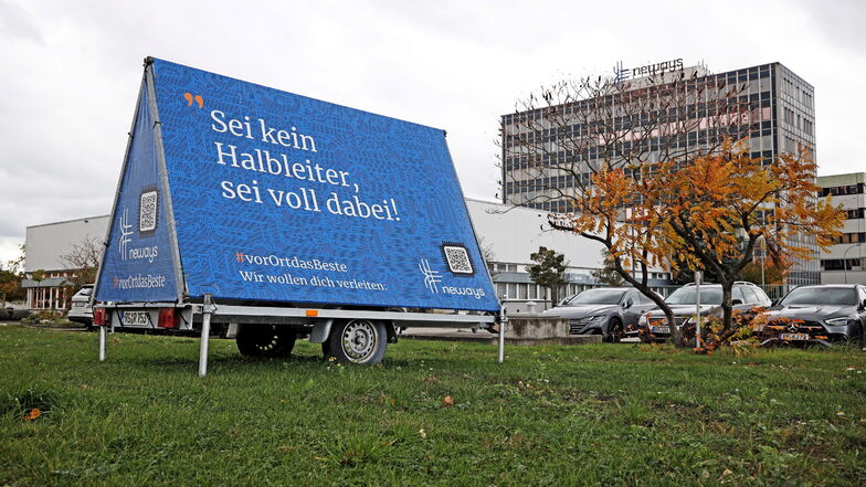 Momentan steht er vorm Firmengelände, der Werbe-Anhänger war allerdings auch schon im Stadtgebiet unterwegs. Das Unternehmen will sichtbarer werden, um beim Werben um Personal nicht ins Hintertreffen zu geraten.