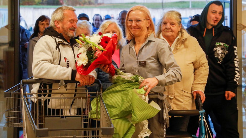 Die ersten Kunden Dieter und Eva Lucke sowie Gabriele Jens aus Olbersdorf haben von Nicole Lubach einen Blumenstrauß geschenkt bekommen.