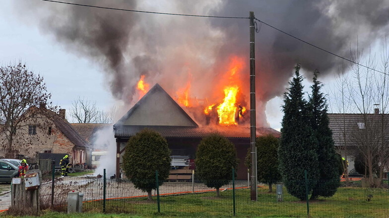 Der Brand in einer Autowerkstatt in Bremenhain am 15. Januar 2023 war weithin zu sehen. Über 80 Einsatzkräfte von Feuerwehr, THW, Rettungsdienst und Polizei waren im Einsatz.