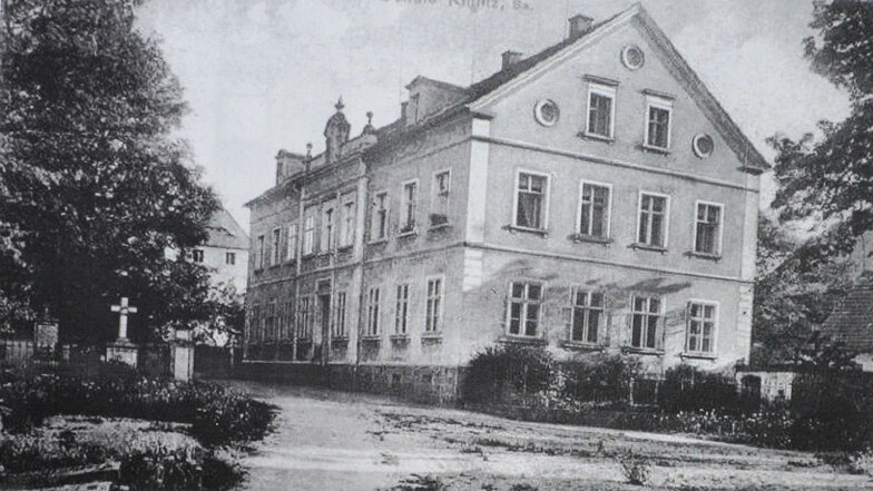 Das Rote Kreuz hat noch historische Aufnahmen der alten Kittlitzer Schule. So sah das Schulhaus mal aus. 