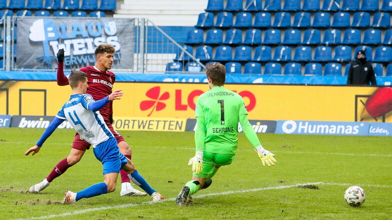 Heinz Mörschel drückt den Ball über die Linie und trifft zum 1:0 gegen Magdeburgs Torhüter Morten Behrens.