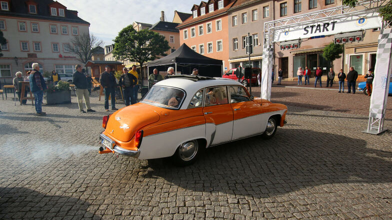 Der 311er Wartburg, Baujahr 1953, geht bei der Oldtimer-Rallye des Fördervereins des Lions Clubs Leisnig als erster auf die 93 Kilometer lange Strecke.