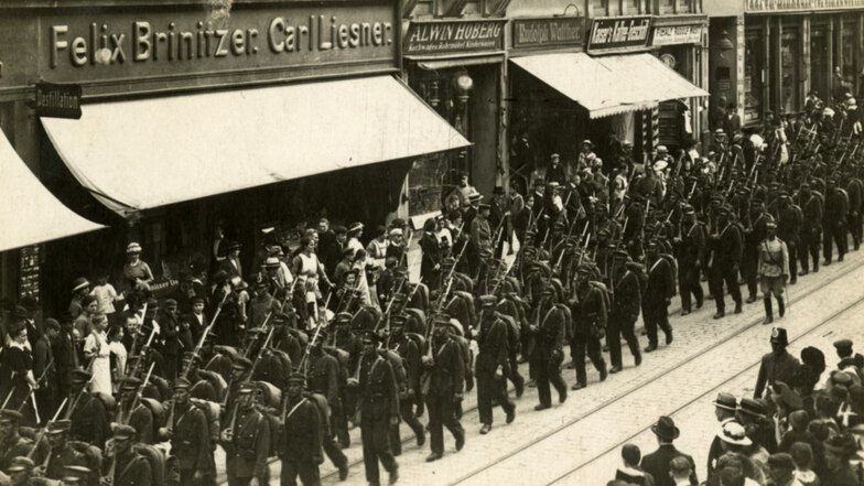 Bei ihrer Ankunft 1916: Griechische Soldaten und Offiziere marschieren die Berliner Straße in Görlitz entlang.