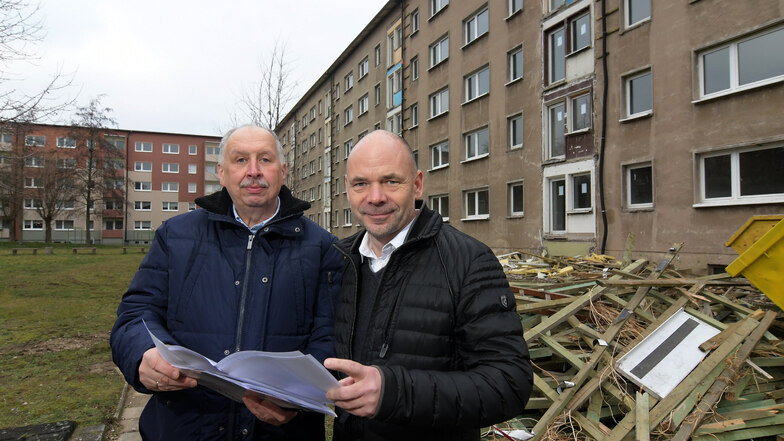 Die beiden Vorstände der WBG Kontakt Leipzig Jörg Keim (links) und Uwe Rasch sind zufrieden mit dem aktuellen Stand der Bauarbeiten.