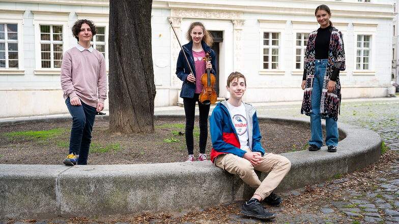 Zwei Görlitzer Duos haben es in diesem Jahr in den Bundeswettbewerb von Jugend musiziert geschafft: Die Musikschüler Valentin Melzer, Matilda Nedo, Hannes Max Ludwig und Anna Dribas (v. l.).