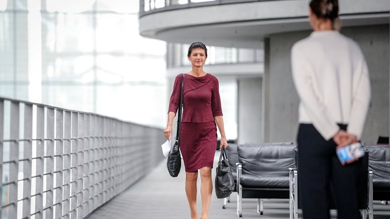 BSW-Vorsitzende Sahra Wagenknecht kommt zu einem Pressestatement.