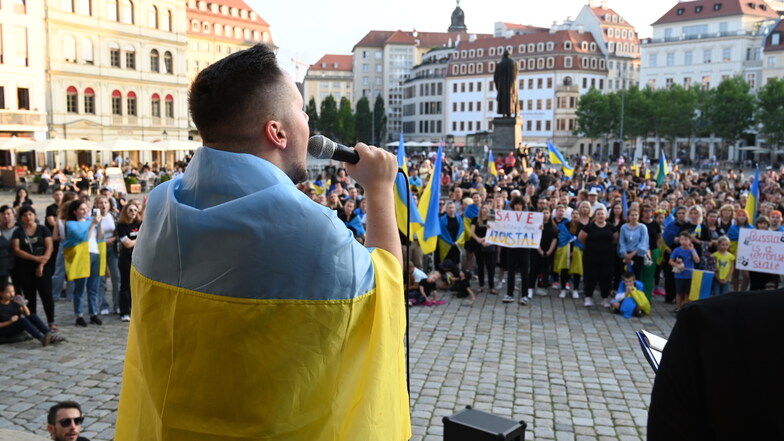 Hunderte Menschen haben am Mittwochabend auf dem Dresdner Neumarkt für Frieden in und Solidarität mit der Ukraine demonstriert.