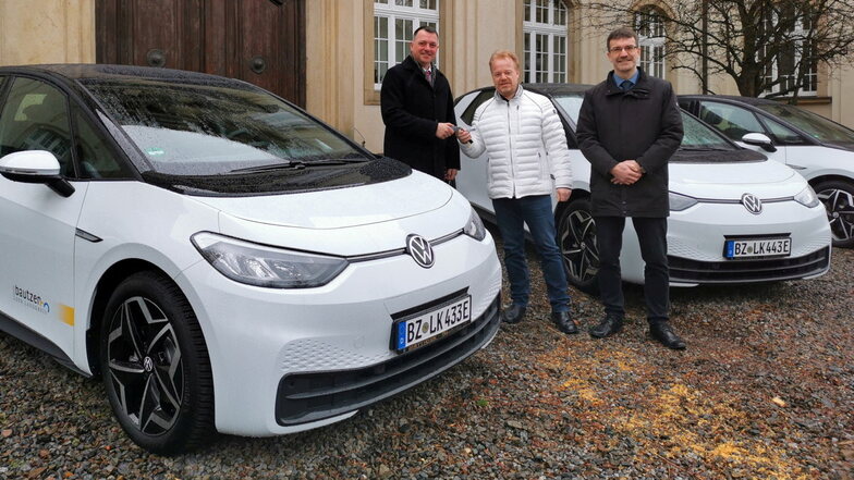 Das Bautzener Landratsamt hat jetzt acht E-Autos für seinen Fuhrpark erhalten. Landrat Udo Witschas (l.) nahm gemeinsam mit dem Ersten Beigeordneten Jörg Szewczyk (r.) die Schlüssel von Jens Rose, Verkaufsleiter beim Autohaus Matticzk, entgegen.