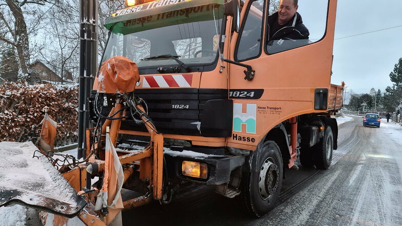 Jürgen Hasse mit seinem 18-Tonner-Streufahrzeug ist seit 3 Uhr am Donnerstag zum Räumen auf den Straßen.