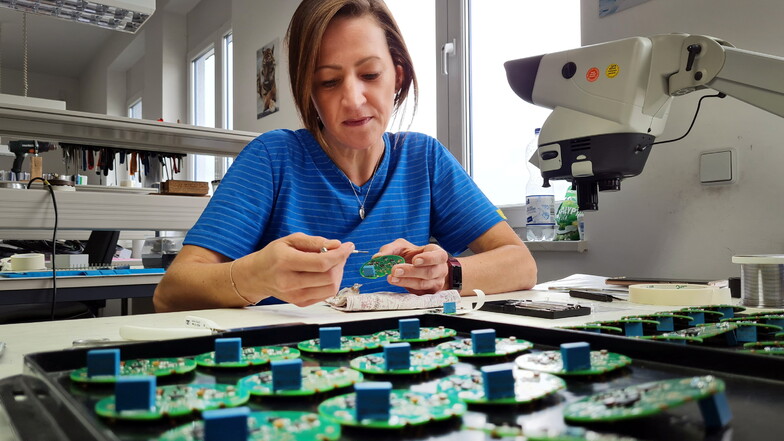 Annett Malditz ist in der Produktion eine Montagemitarbeiterin. Sie klebt einzelne Teile an.