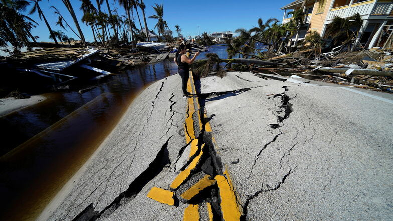 Mara Elieser macht Bilder von der einzigen, jetzt zerstörten Brücke, die nach Pine Island führt, nach dem Hurrikan Ian in Matlacha,