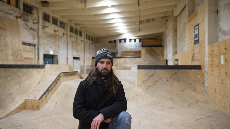 Christoph Hundt (gr. Foto) vom Adrenalin-Verein gehört zu denen, die die 15° Skatehalle im Kühlhaus Weinhübel gebaut haben.