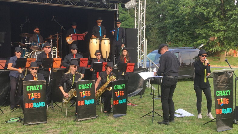Die Crazy ties Bigband bei ihrem Auftritt zum Großenhainer Kultursommer auf der Festwiese. Am 18. September eröffnet sie die diesjährige Kulturnacht.