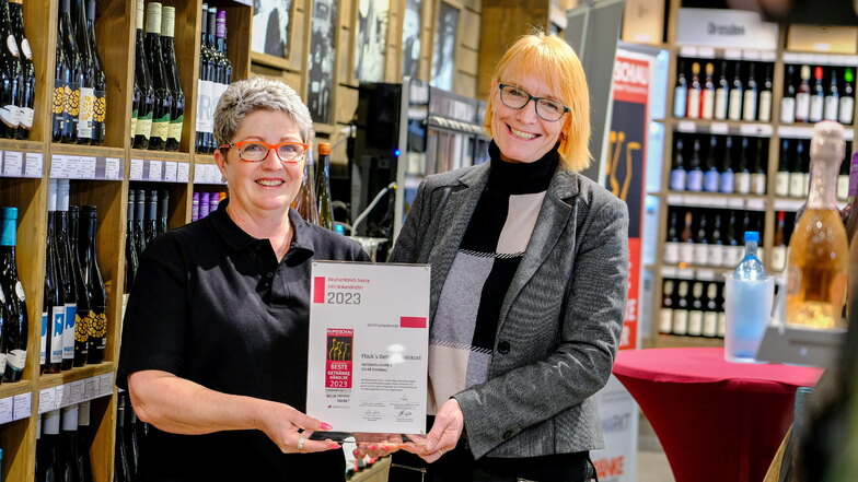 Getränkehändlerin Birgit Zach (l.) nahm von Edith Villwock die Auszeichnung Deutschlands bester Getränkemarkt 2023 in ihrem Geschäft entgegen.