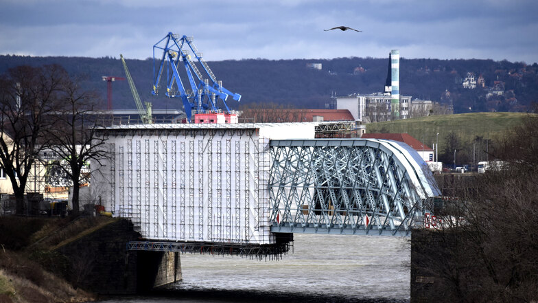 Eine Hülle aus weißen Planen schützt die zweite Hälfte der Brücke am Alberthafen, die derzeit saniert wird. Jetzt werden schon die ersten beiden Farbschichten aufgebracht.