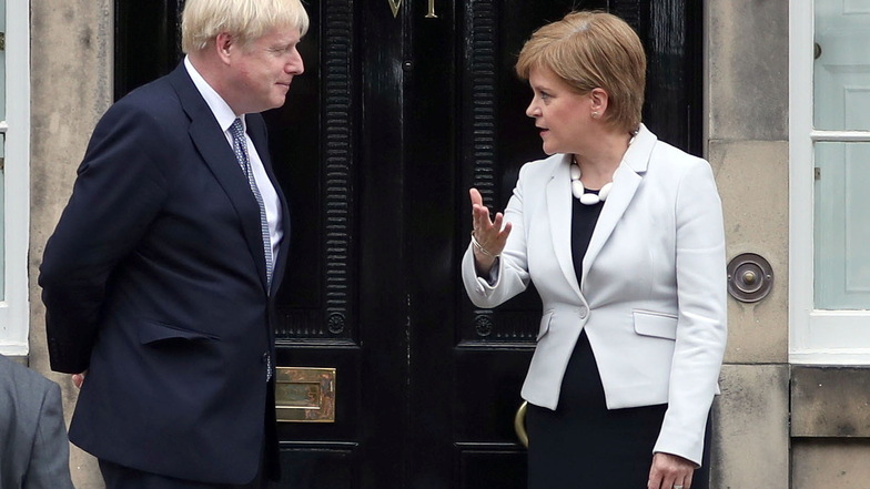 Die schottische Regierungschefin Nicola Sturgeon (r) begrüßt den britischen Premierminister Boris Johnson  - hier auf einem Bild aus dem Jahr 2019.