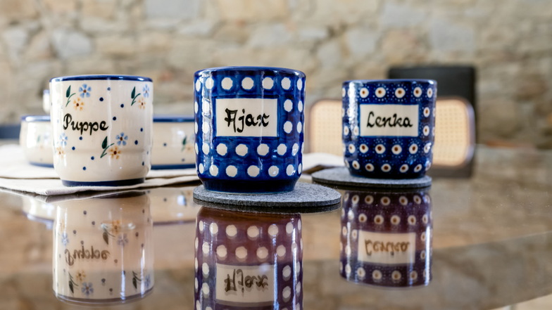 Erinnerungen auf Keramik: Auf den typischen Oberlausitzer Kaffeetippeln stehen die Namen der Pferde, die einst im Stall standen.