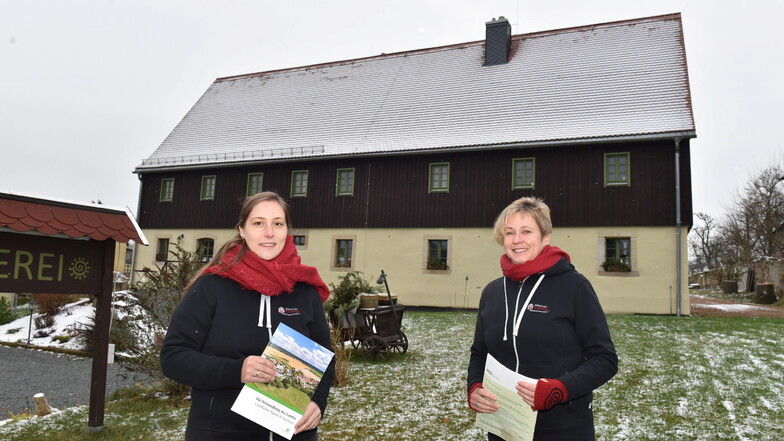 Vivienne Menzer (li.) und Bettina Bezold betreuen die Leader-Region "Silbernes Erzgebirge". Die Töpferei in Oberhäslich wurde mit Leader-Mitteln saniert.