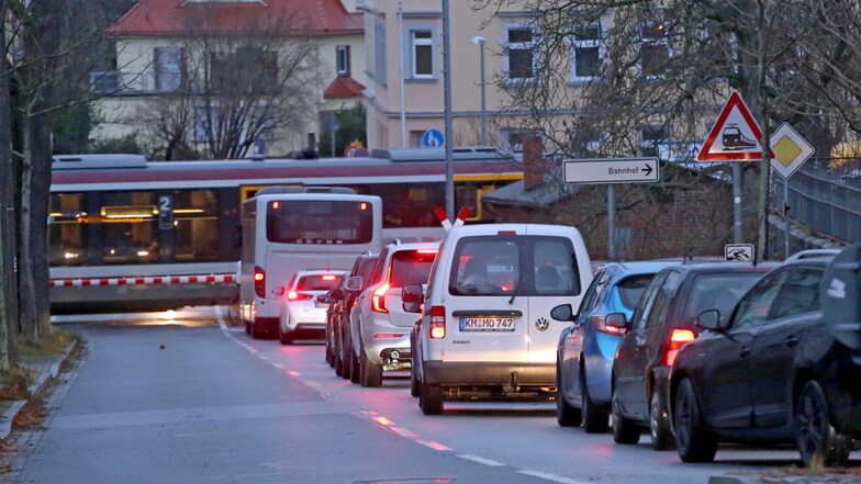 An der Bahnhofstraße in Pulsnitz müssen Autofahrer viel Geduld haben, wenn die Schranke unten ist. Wird das durch den Halbstundentakt der Bahn künftig noch öfter der Fall sein?