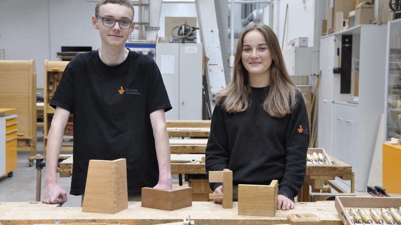 Max Malik und Anna Höfgen haben im September ihre Ausbildung bei den Deutschen Werkstätten in Dresden-Hellerau begonnen.