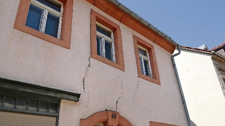 Ehe der Kanalbau in der Schlossstraße weitergeht, muss das Haus Nummer 83 gesichert werden. 