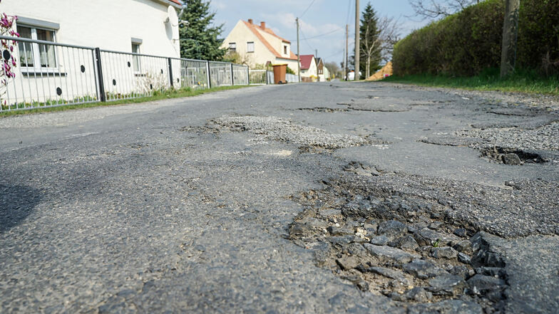 Die Straße in Neu-Lauske ist seit Jahren ein riesiges Problem. Nun soll sie geplant und 2020 gebaut werden.