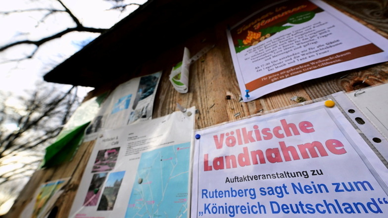 Ein Flugblatt macht vor der Kirche Rutenberg auf eine Infoveranstaltung gegen die "völkische Landnahme" durch "Reichsbürger" aufmerksam.