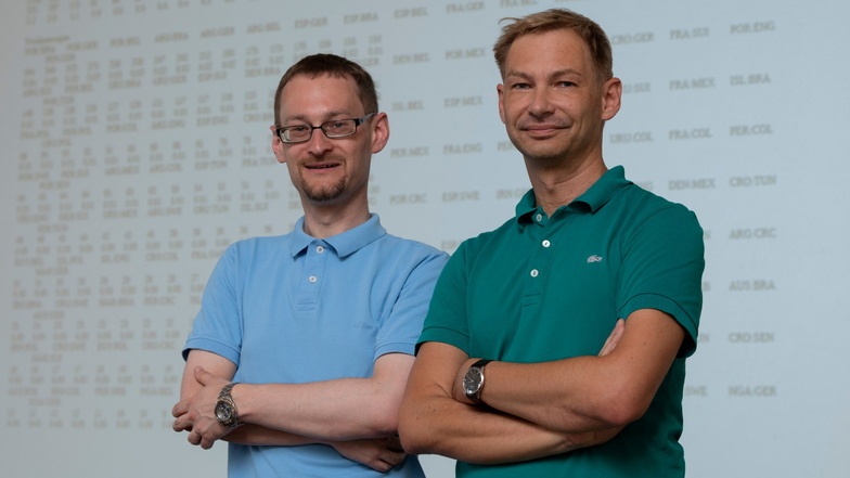 Georg Berschneider (l.) von der Uni Magdeburg und René Schilling von der TU Dresden haben Dynamos Aufstiegschancen mathematisch exakt berechnet. Groß sind sie nicht mehr.