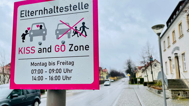 Damit der Verkehr auf der Moritzburger Schulstraße verringert wird, gibt es seit dem vergangenen Jahr Elternhaltestellen an der Schlossallee. Genutzt werden diese aber bisher kaum