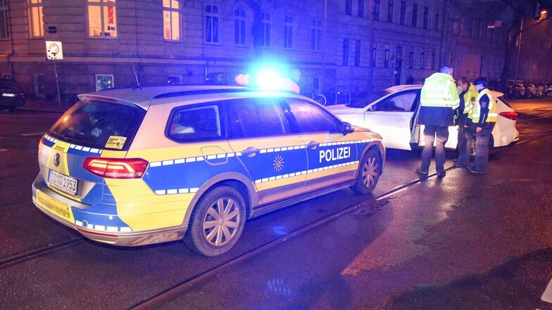 Die Polizei hat am Samstagabend auf der Pfaffendorfer Straße einen Unfall aufgenommen. Dabei wurden beide Autos stark beschädigt.