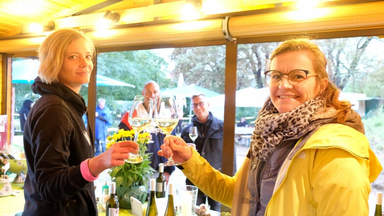 Katja und Juliane servieren und probieren den Wein im Weindorf Spaar. Dieses befand sich an der alten Rollschuhbahn, ehemals Umlaufts Weinstuben.