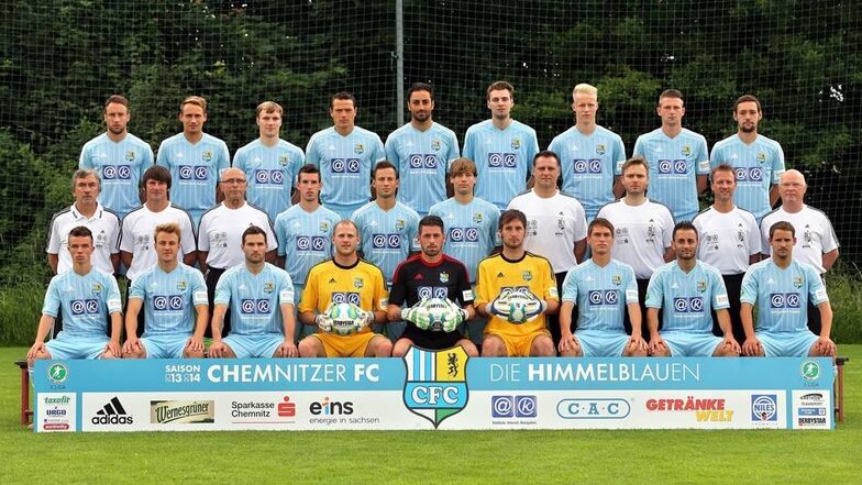 Die Mannschaft des Chemnitzer Fußballclubs posiert am 5. Juli für das Mannschaftsfoto auf einem Sportplatz hinterm Stadion an der Gellertstraße.
