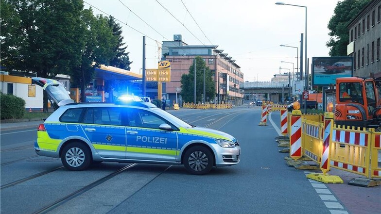 Die Polizei sperrte zuerst die Löbtauer Straße rund um den Fundort an der Ecke Wernerstraße ab.
