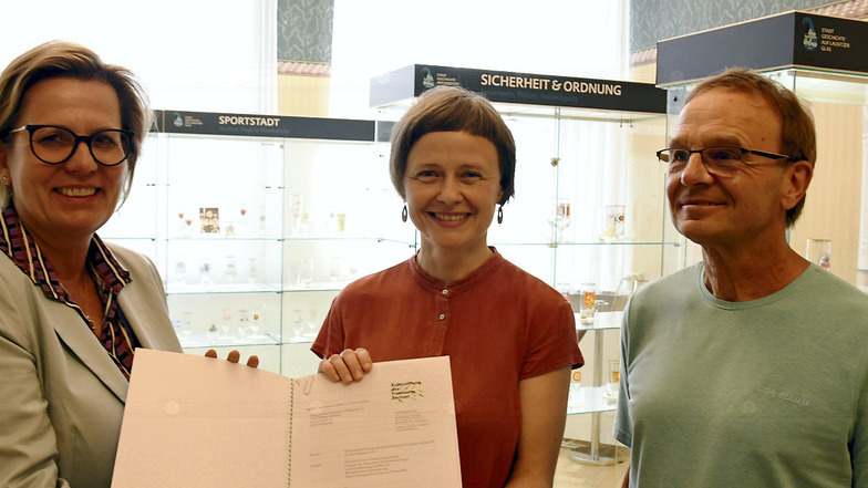 Christine Lehmann (Mitte) und Fördervereins-Vorsitzender Horst Fasold freuten sich über die 7.000 Euro Förderung für diesjährige Angebote. Den Bescheid brachte Sachsens Kulturministerin Barbara Klepsch persönlich.