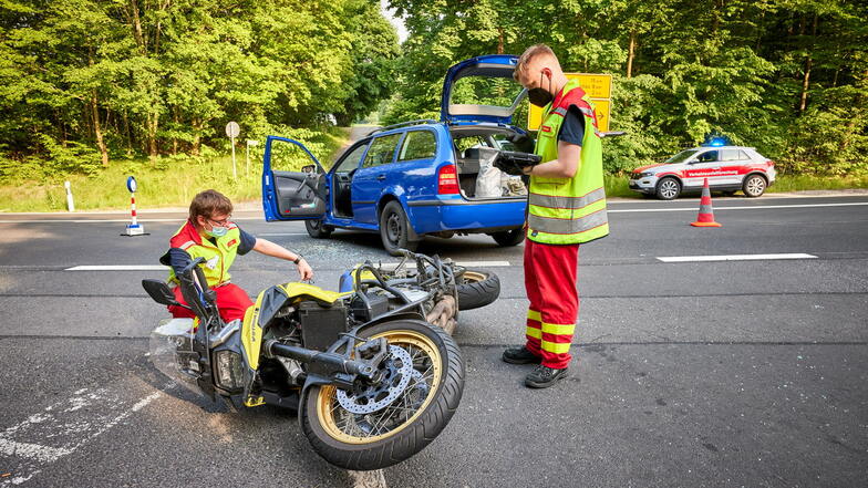 Das Motorrad demoliert, der Biker schwer verletzt: Das ist die Bilanz eines heftigen Verkehrsunfalls am Fuße der Festung Königstein.