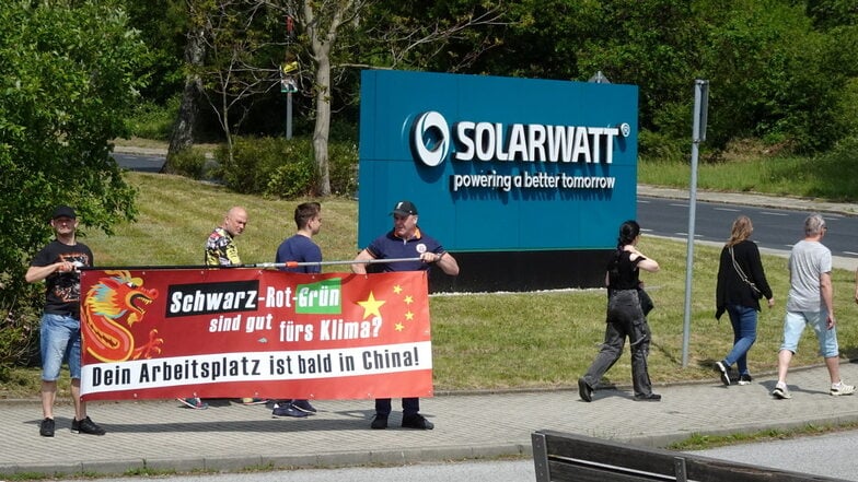 Protest gegen das Ende der Dresdner Produktion: Vor der Solarmodulfabrik von Solarwatt halten Eberhard Schinck (rechts) und Markus Lenk ein Transparent und werfen der Regierung Fehler vor.