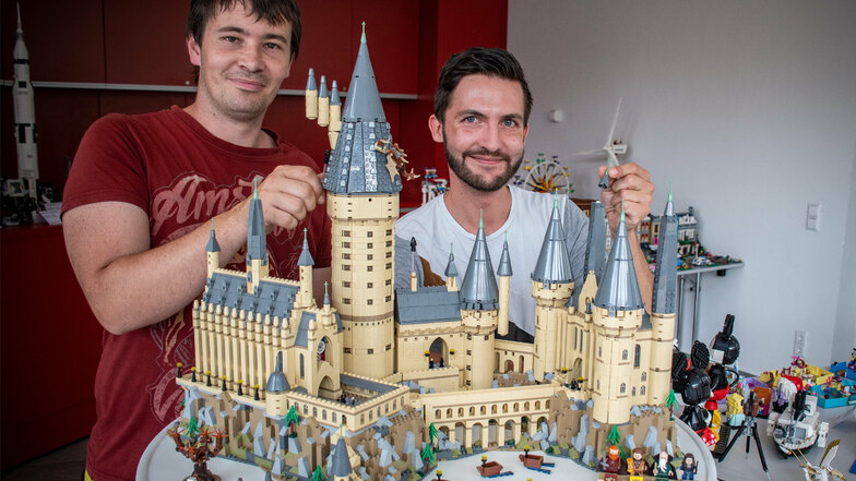Marcel Ressel und Lukas Eschler (von links) an einem Modell der Zauberschule Hogwarts aus Harry Potter.