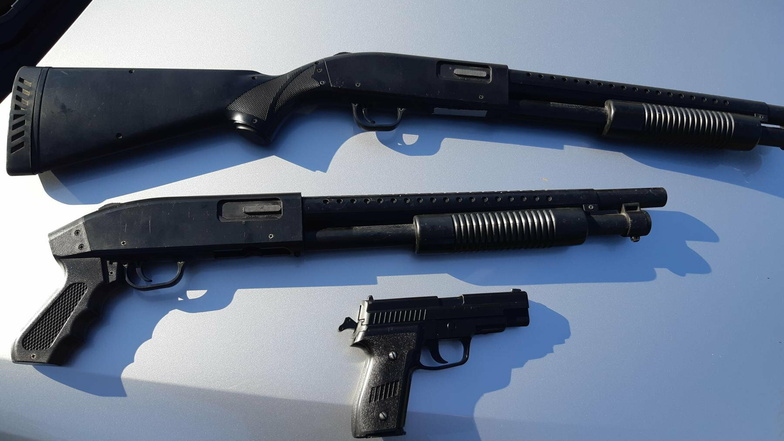 Zahlreiche Waffen wurden kürzlich in einer Wohnung in Bischofswerda gefunden. Dabei handelte es sich um Softair- und Anscheinswaffen, ähnlich diesen, die Bundespolizisten im Juli 2020 bei einer Fahrzeugkontrolle in Bautzen entdeckt hatten.