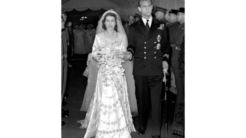 1947: Prinzessin Elizabeth, spätere Königin von Großbritannien, und Prinz Philip verlassen Westminster Abbey nach ihrer kirchlichen Hochzeit.