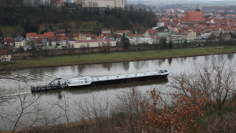 Der Transport eines riesigen Schiffsrumpfes über die Elbe in Pirna. Bei weniger als 150 Zentimeter Fahrrinnentiefe geht da nichts.