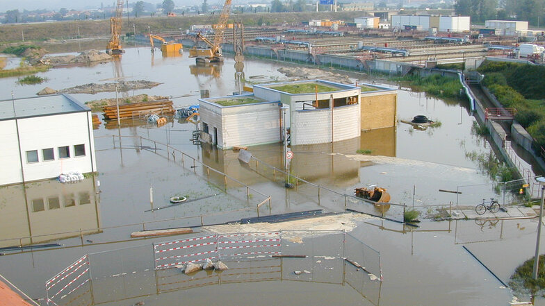 Einen großen Blackout hat es bei der Jahrhundertflut im August 2002 gegeben. Das Klärwerk Kaditz wurde überschwemmt. Im Hintergrund ist zu sehen, wie auch die Baustelle der biologischen Reinigung unter Wasser stand.