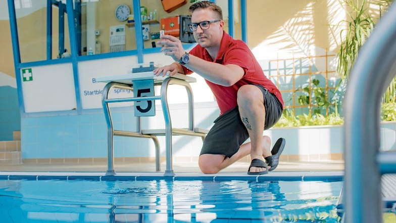 Schwimmmeister René Billinski überprüft die Wasserwerte in der Kamenzer Schwimmhalle.