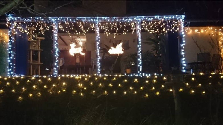 Vorweihnachtlich ist auch dieses Grundstück in Großraschütz. „Der weihnachtlichste Ort in Großenhain“ für Nicole Riedel, bei ihrem Freund auf dem Neuen Weg. Etwa 20 Lichterketten hängen hier, auf dem Caport steht ein Weihnachtsmann mit Schlitten. Zwei Tage werden gebraucht, um alles anzubringen.