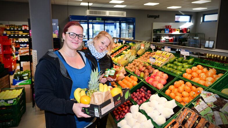 Geschäftsführerin Maika Märkisch (links) mit Schwester Anett, die den "Nah & Frisch"-Markt in Zittau leitet.