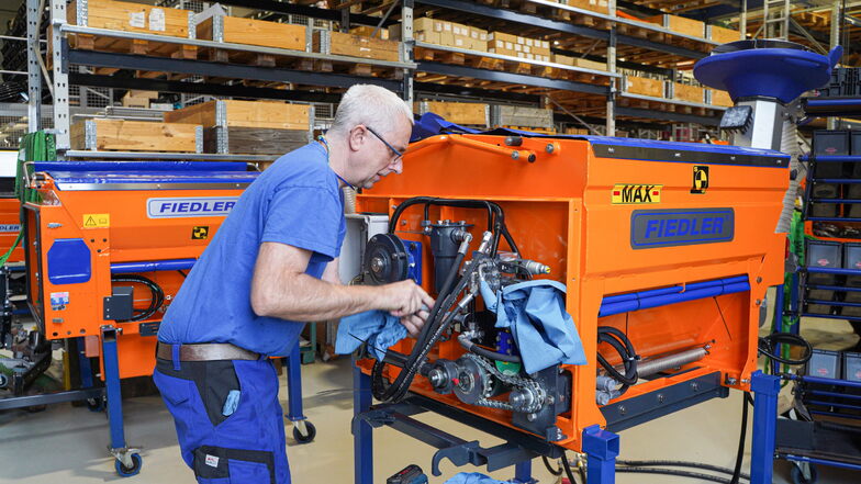 Mitarbeiter Kay Venus montiert bei der Putzkauer Firma Fiedler Maschinenbau und Technikvertrieb einen Streuwagen für den Winterdienst.