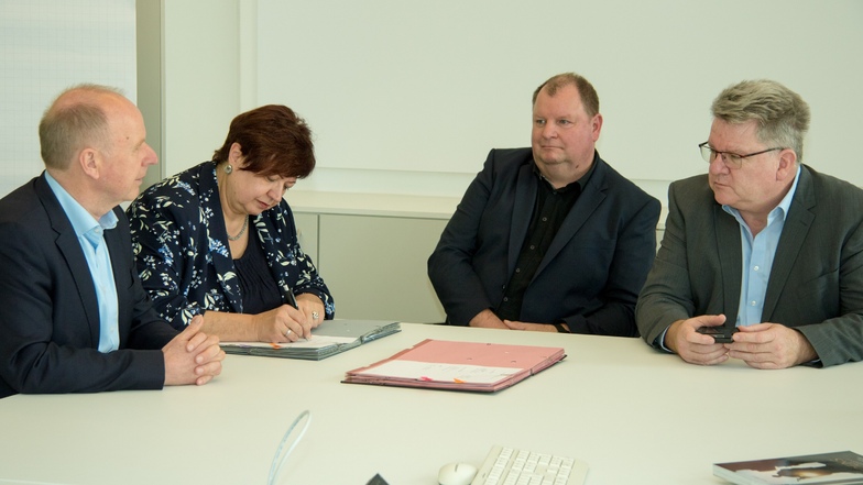 Am 22. März wurde der Vertrag über interkommunale Zusammenarbeit unterzeichnet. Mit dabei waren, v.l.: Geschäftsführer Ralf Strothteicher und Prokuristin Beatrice Treder von der Stadtentwässerung sowie die Bürgermeister Michael Neumann und Ralf Müller.