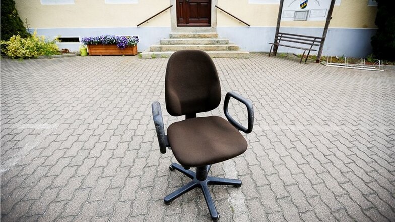 Amtssitz zu vergeben: Vierkirchen sucht einen Bürgermeister, der auf diesem Stuhl Platz nimmt. Das wird nicht einfach.