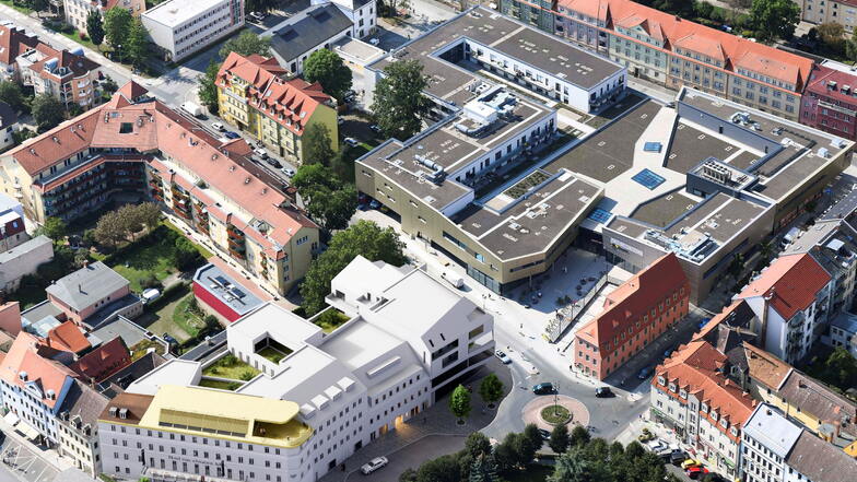 Von oben betrachtet: Der Hotelkomplex (weiß) soll sich vom Dohnaischen Platz bis zur Robert-Koch-Straße hinziehen.